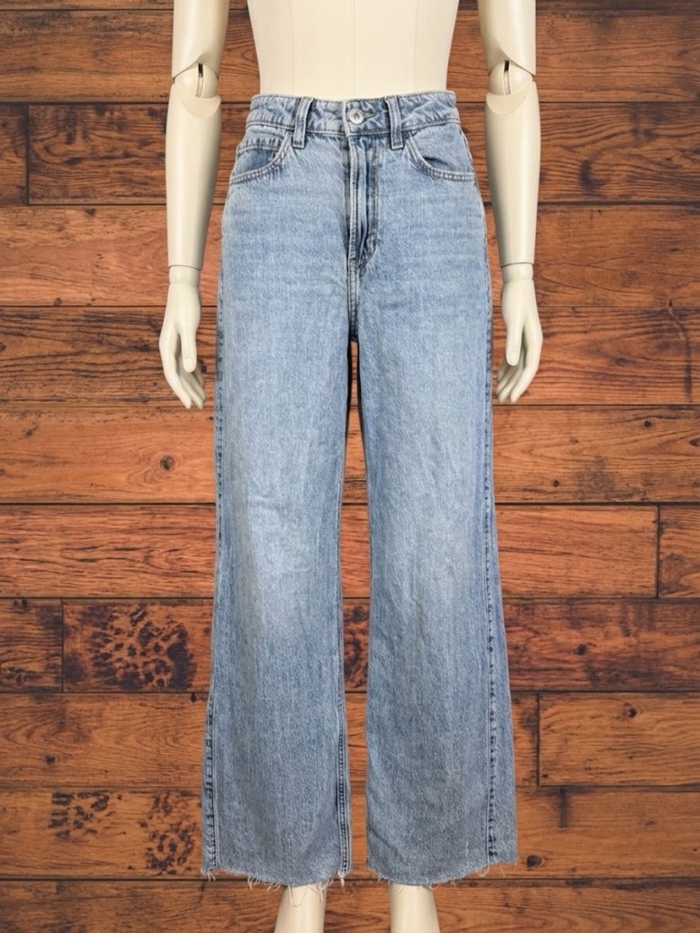 Hollister Ultra High Rise Baggy Jeans Light
Wash Raw Hem W24 OOR
